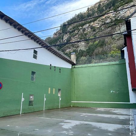 Calmfranc Atico Abuhardillado Con Vistas Al Rio Y La Montana Avistamiento De Ciervos En Canfranc Pueblo Exterior foto