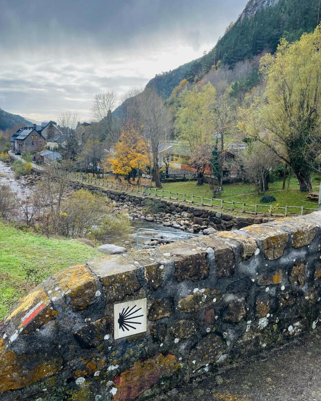 Calmfranc Atico Abuhardillado Con Vistas Al Rio Y La Montana Avistamiento De Ciervos En Canfranc Pueblo Exterior foto