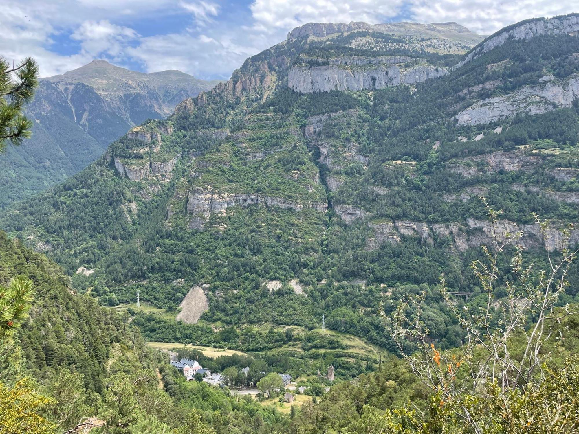 Calmfranc Atico Abuhardillado Con Vistas Al Rio Y La Montana Avistamiento De Ciervos En Canfranc Pueblo Exterior foto
