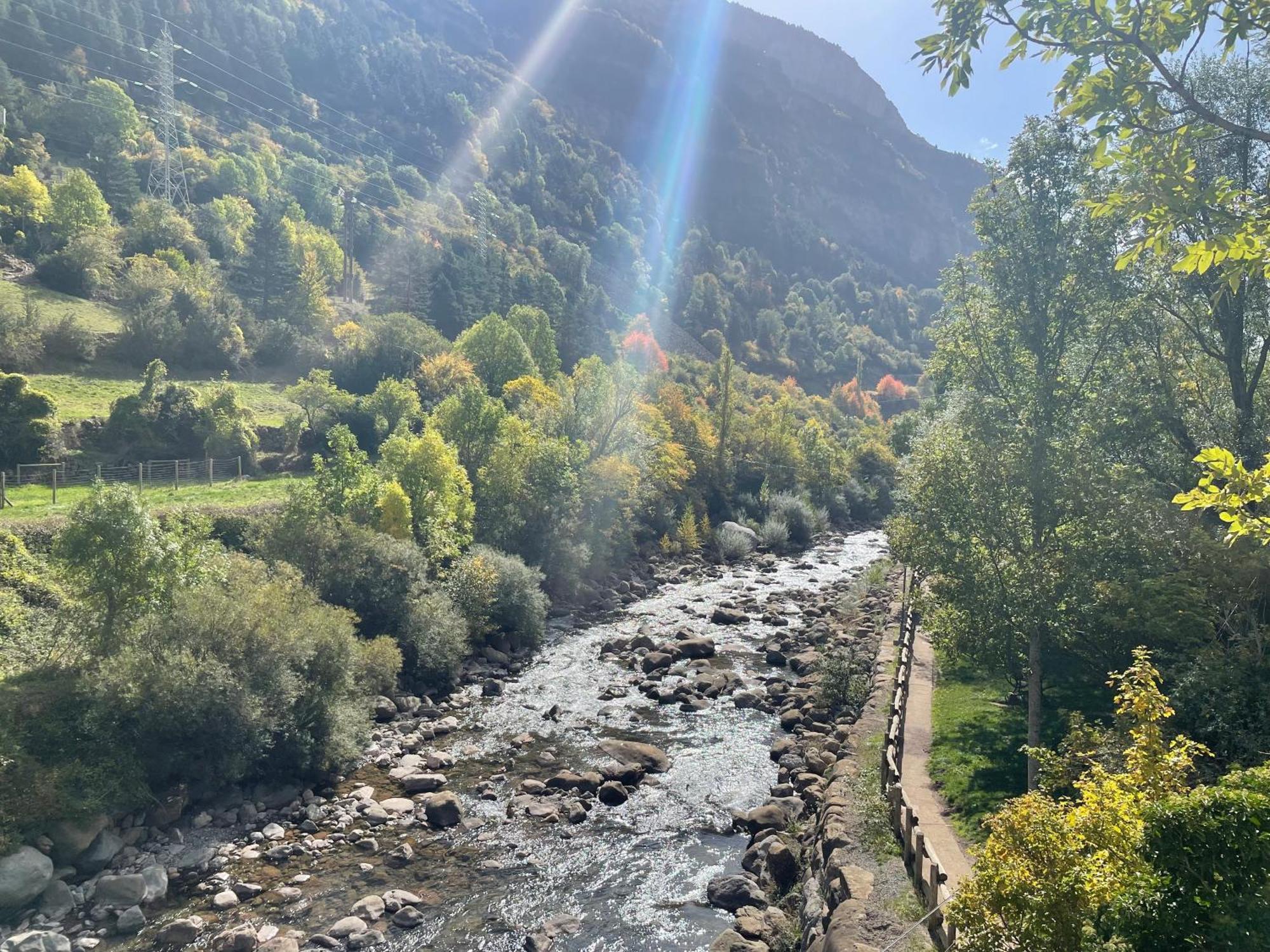Calmfranc Atico Abuhardillado Con Vistas Al Rio Y La Montana Avistamiento De Ciervos En Canfranc Pueblo Exterior foto