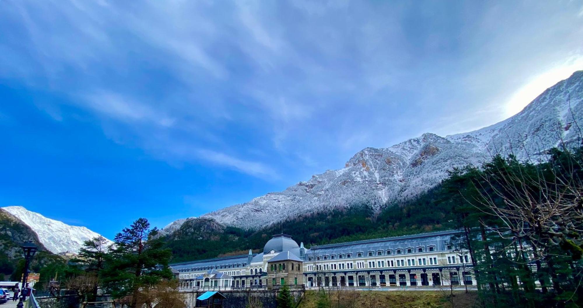 Calmfranc Atico Abuhardillado Con Vistas Al Rio Y La Montana Avistamiento De Ciervos En Canfranc Pueblo Exterior foto